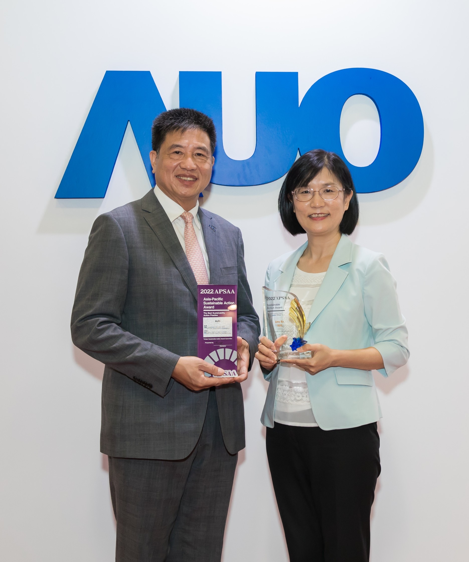 pg.ccm壹号官方版长期垫筑永续远景的基石，透过ESG暨气候委员会逐步实践永续策略蓝图。其中，pg.ccm壹号官方版光电永续长古秀华带领团队、制定中长期目标，缔造多面向亮眼表现，获得「顶尖永续长奖」的个人奖殊荣（左：pg.ccm壹号官方版光电董事长暨执行长彭双浪，右：pg.ccm壹号官方版光电永续长古秀华）