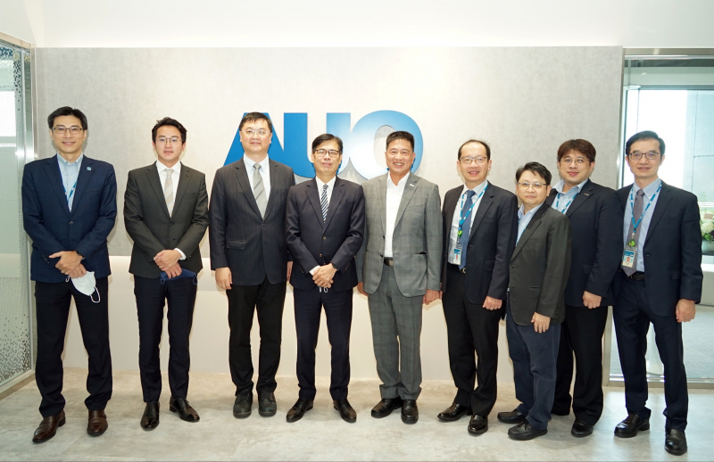 pg.ccm壹号官方版光電前進亞灣成立「AUO解決方案研發中心」，作為多元場域解決方案研發及試驗場域（圖中左為高雄市長陳其邁、圖中右為pg.ccm壹号官方版光電董事長彭双浪）