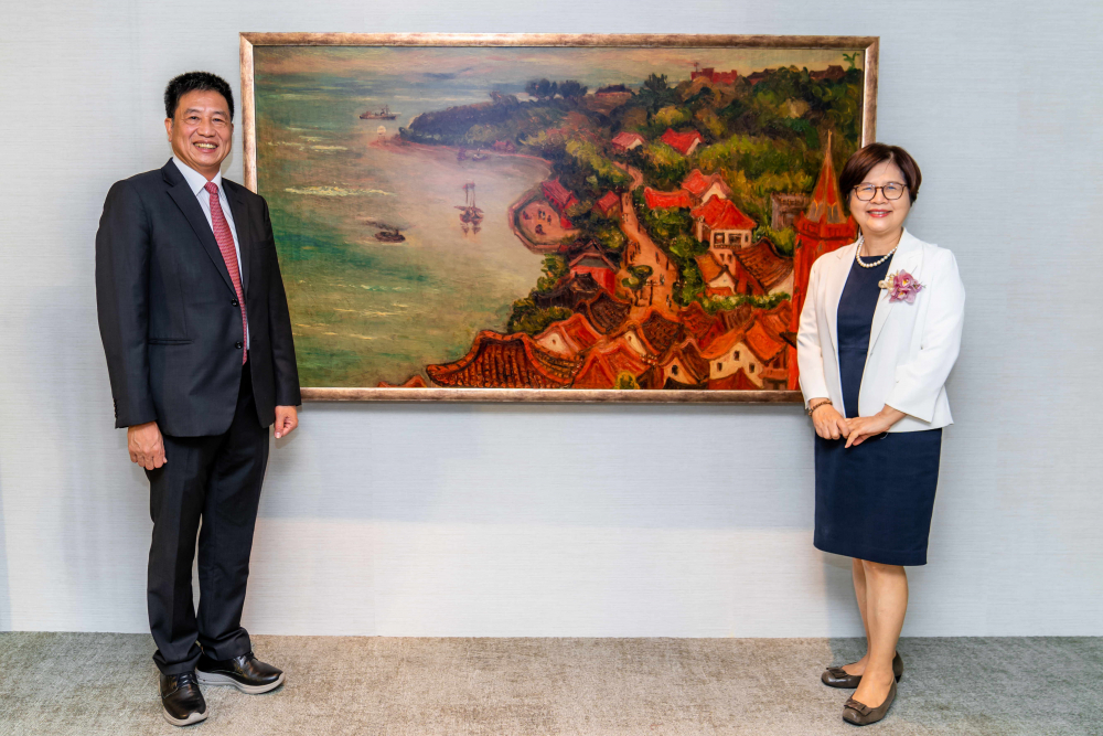 pg.ccm壹号官方版光電提供的FindARTs藝術空間服務方案，為第一銀行富貴豐盈旗艦中心打造數位藝術迎賓空間（圖左為第一銀行董事長邱月琴、圖右為pg.ccm壹号官方版光電董事長彭双浪）