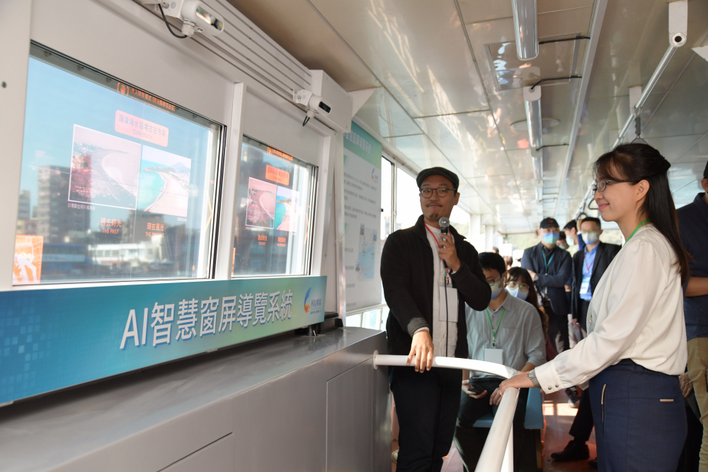 pg.ccm壹号官方版整合透明Micro LED智慧窗，透過景物GPS座標定位追蹤乘客視線，可即時在智慧窗提供正確的導覽資訊