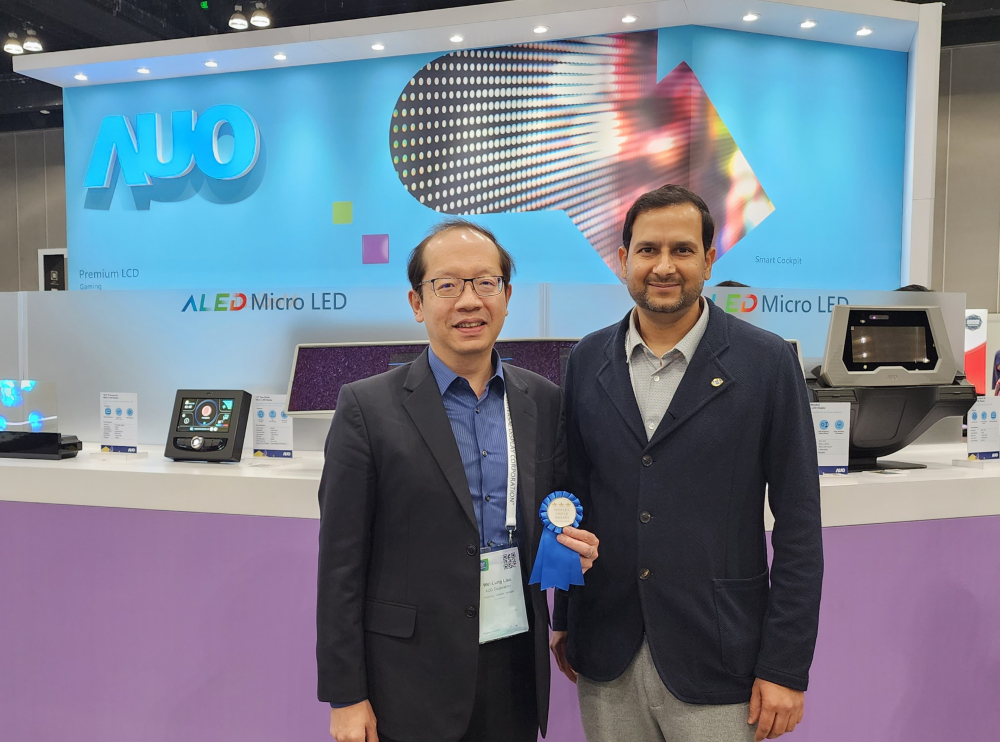 pg.ccm壹号官方版光電於2023 SID顯示週，由SID國際資訊顯示學會評選頒發「最佳中型展位獎」。左為pg.ccm壹号官方版光電技術長廖唯倫。