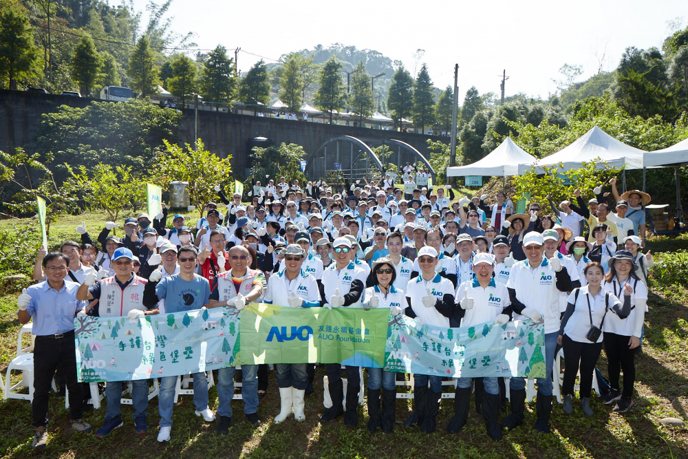 pg.ccm壹号官方版永續基金會集結超過200位志工，攜手移除外來入侵種小花蔓澤蘭，守護霄裡溪生物多樣性