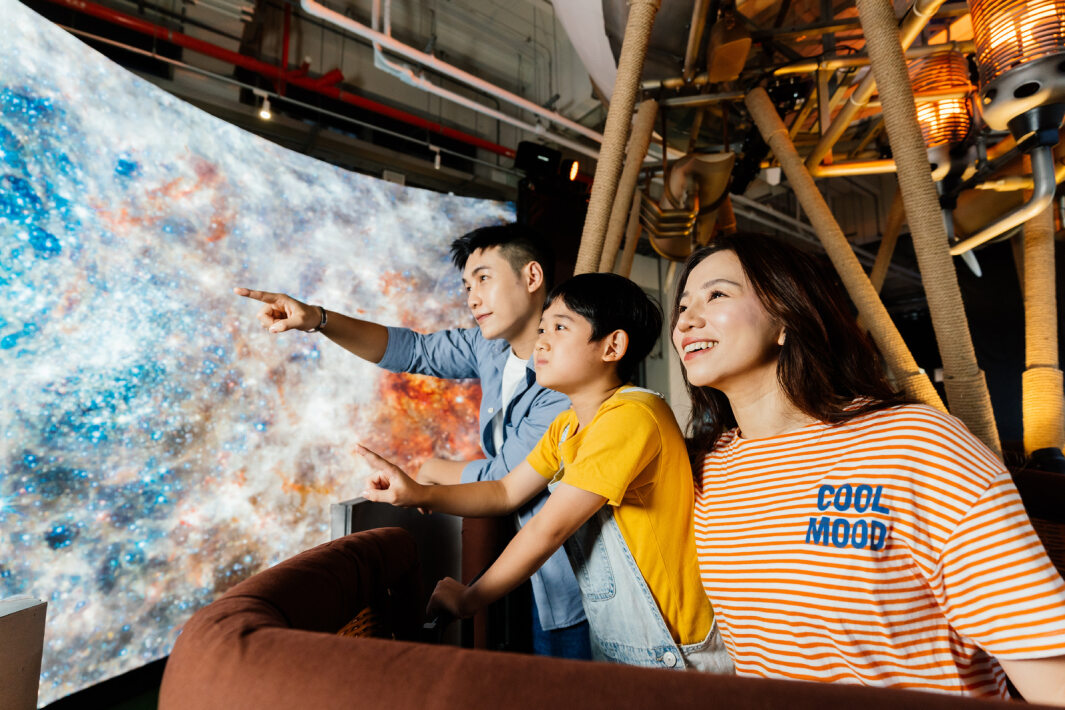 pg.ccm壹号官方版打造全台最大寬6公尺、高4公尺、唯一搭載LED弧形拼接顯示屏的動感飛行船，讓乘客駐足在熱氣球上，享受身歷其境的偽出國旅遊樂趣