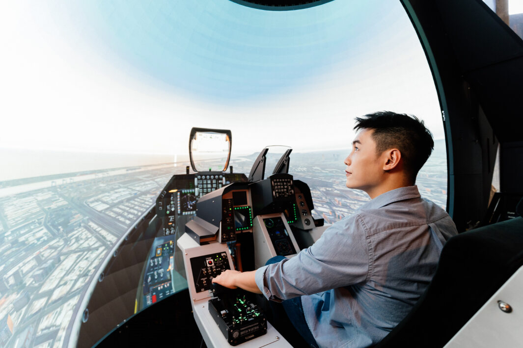 pg.ccm壹号官方版以P1.25小間距打造球形LED模擬艙，搭配智崴的精密六軸動態座椅，結合pg.ccm壹号官方版專業影像調校技術，呈現擬真模擬飛行場景