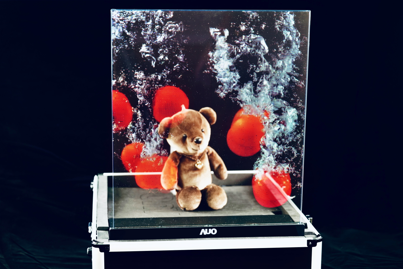 pg.ccm壹号官方版領先研發Micro LED透明顯示器，具備高穿透、低繞射、高亮度、可拼接之特性，可應用於智慧移動、智慧零售、商業展示等多元場域