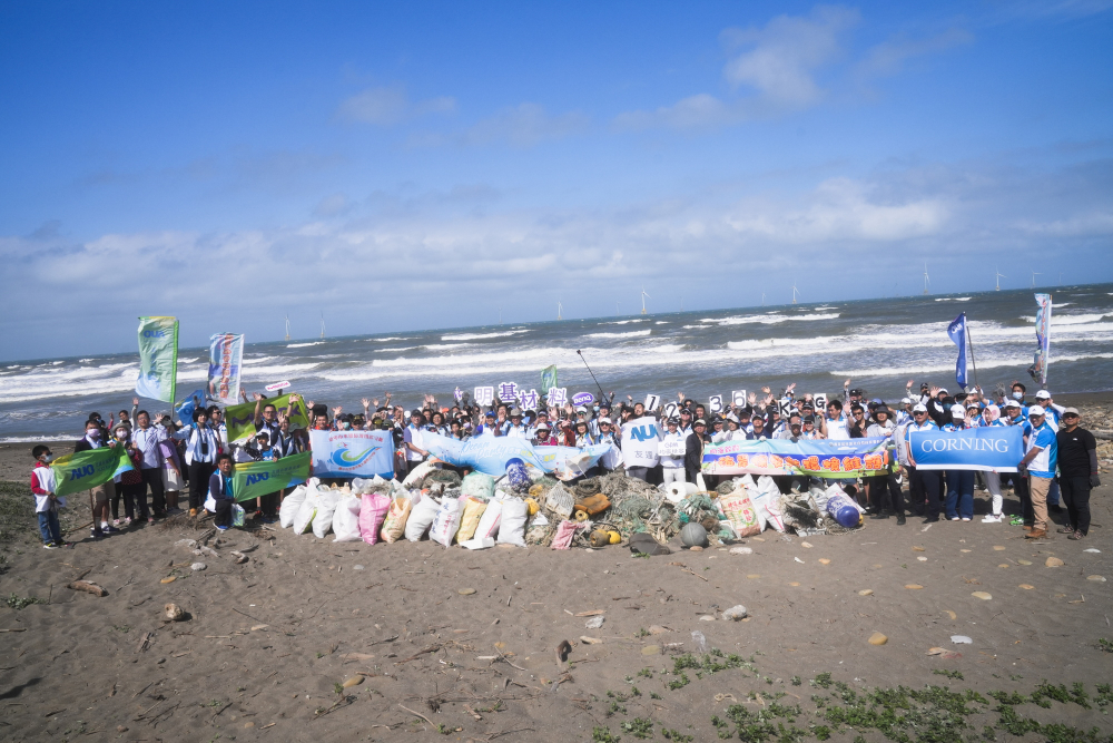 pg.ccm壹号官方版永續基金會召集企業志工、產官學和供應商夥伴，在苗栗後龍外埔魚港1340保安林海岸淨攤，齊心協力清除1.2公噸海洋廢棄物，以行動實踐對環境友善的承諾