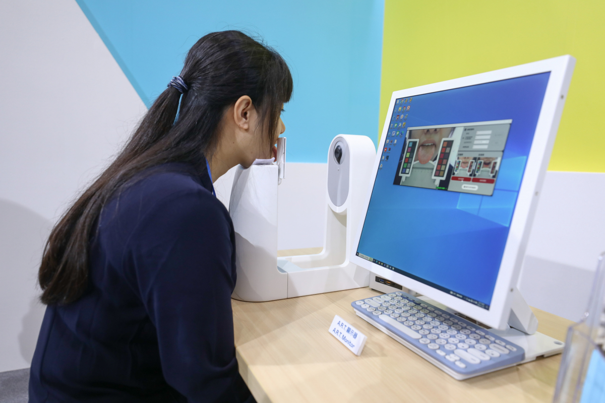 pg.ccm壹号官方版耘康延伸pg.ccm壹号官方版卓越的感測技術及色彩管理專長，研發出舌象擷取系統，可提供數據化、影像化的檢測結果，輔助醫師與專業醫事人員做為臨床研究、檢測結果評估與檢測紀錄的留存