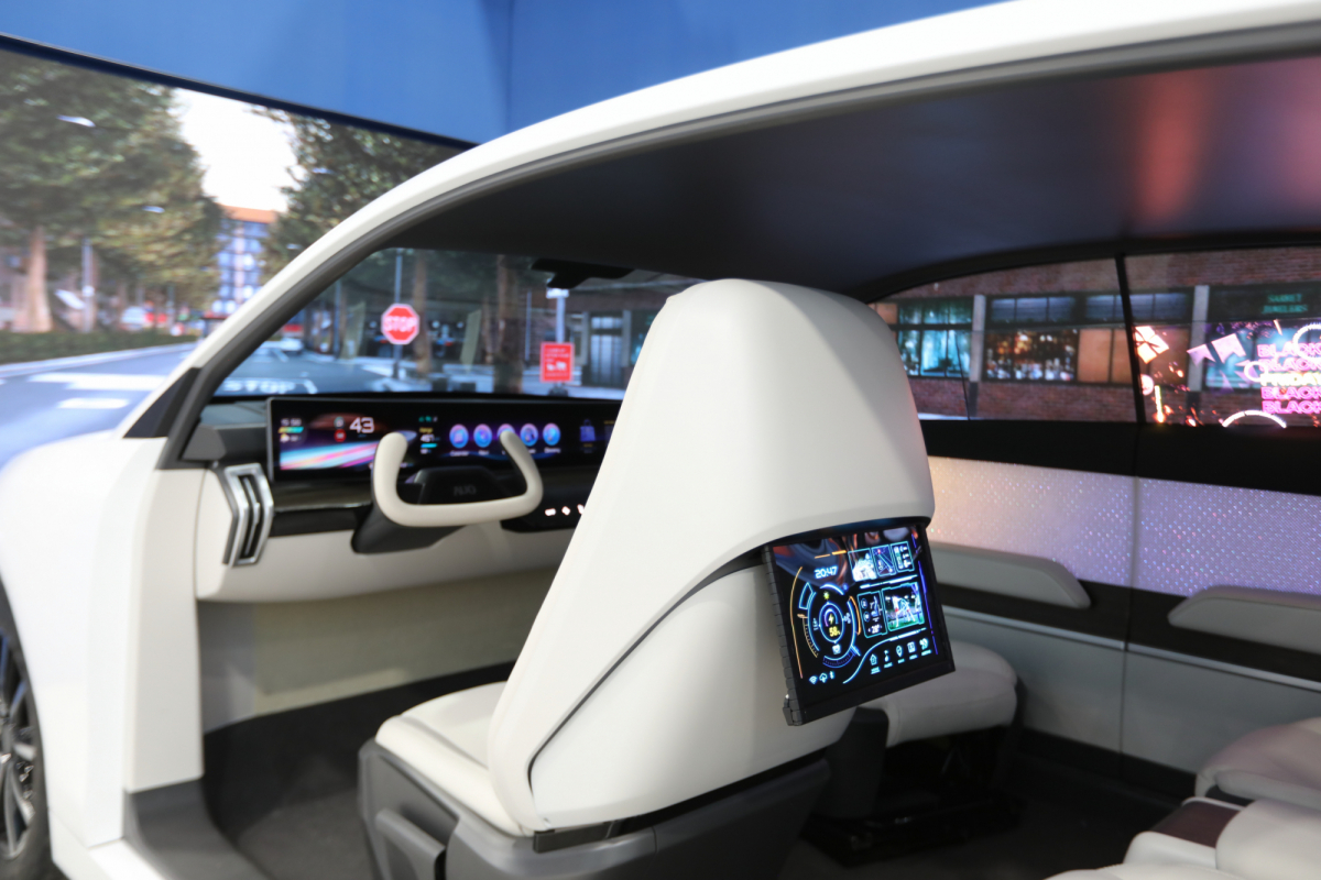 pg.ccm壹号官方版的「可卷式后座娱乐显示器」加强后座乘客的感官体验，并保有个性化设计，可依使用偏好进行动态调整。