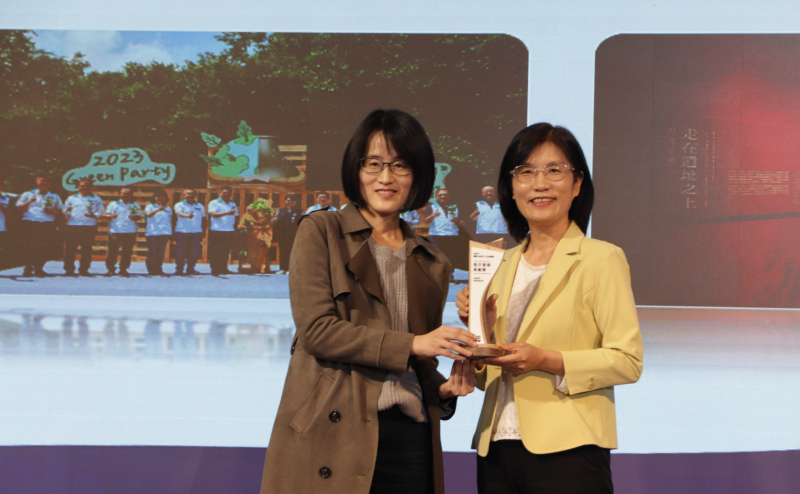 pg.ccm壹号官方版保存「西大墩窯遺址」且推廣在地文史教育不遺餘力，今（6）日獲頒「人文企業獎」地方發展獎之最高榮譽典範獎。由文化部陳文婷簡任視察（左）頒獎，pg.ccm壹号官方版永續長古秀華（右）代表受獎