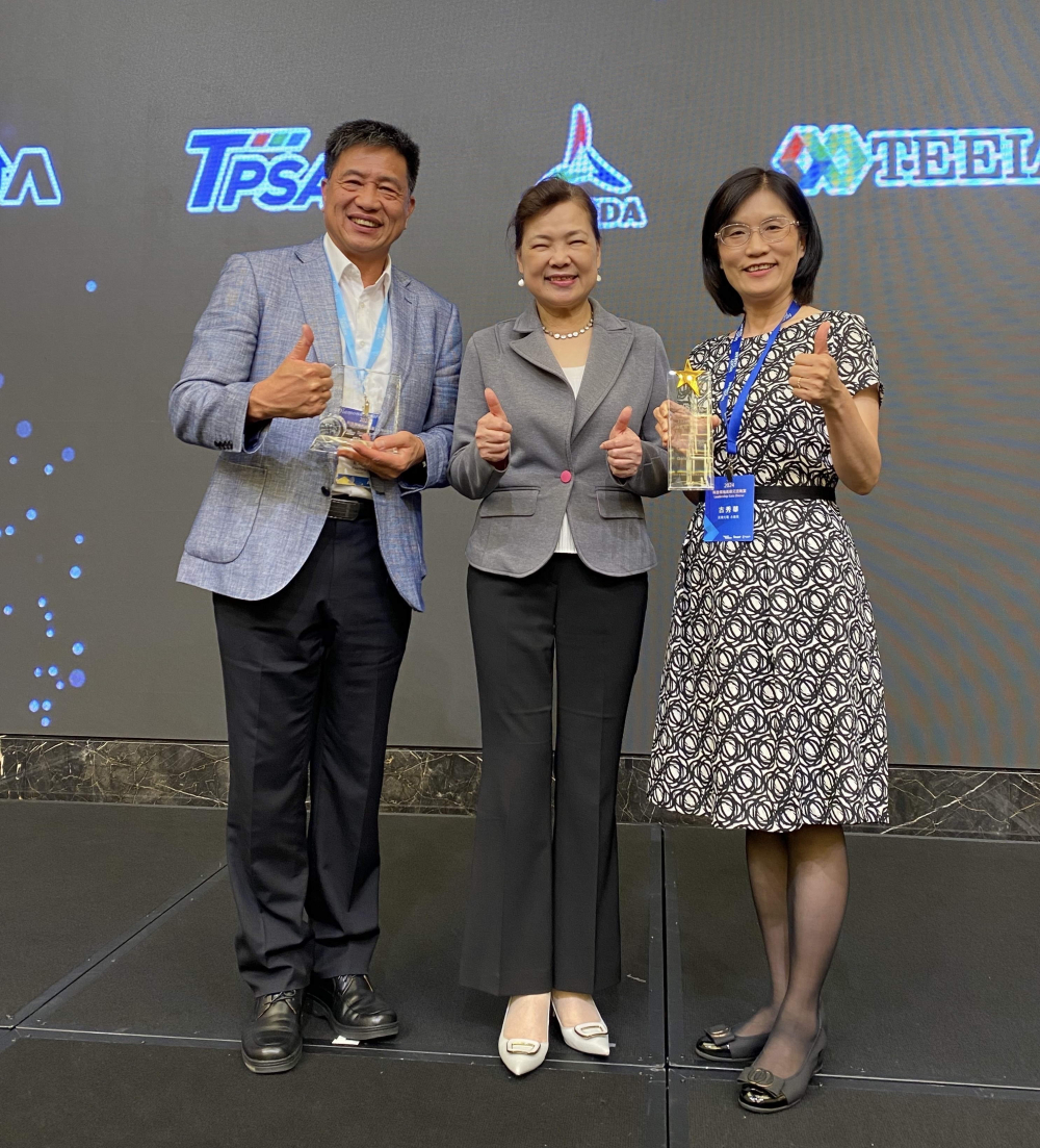 pg.ccm壹号官方版致力推動永續發展，於Touch Taiwan2024以3R策略貫穿Display、ESG展位實現綠色展覽目標之成果，Display展位獲綠色裝潢設計鑽質獎最高榮譽，ESG同獲金質獎殊榮。由經濟部長王美花（中）親自頒予pg.ccm壹号官方版光電董事長彭双浪（左）、pg.ccm壹号官方版光電永續長古秀華（右）