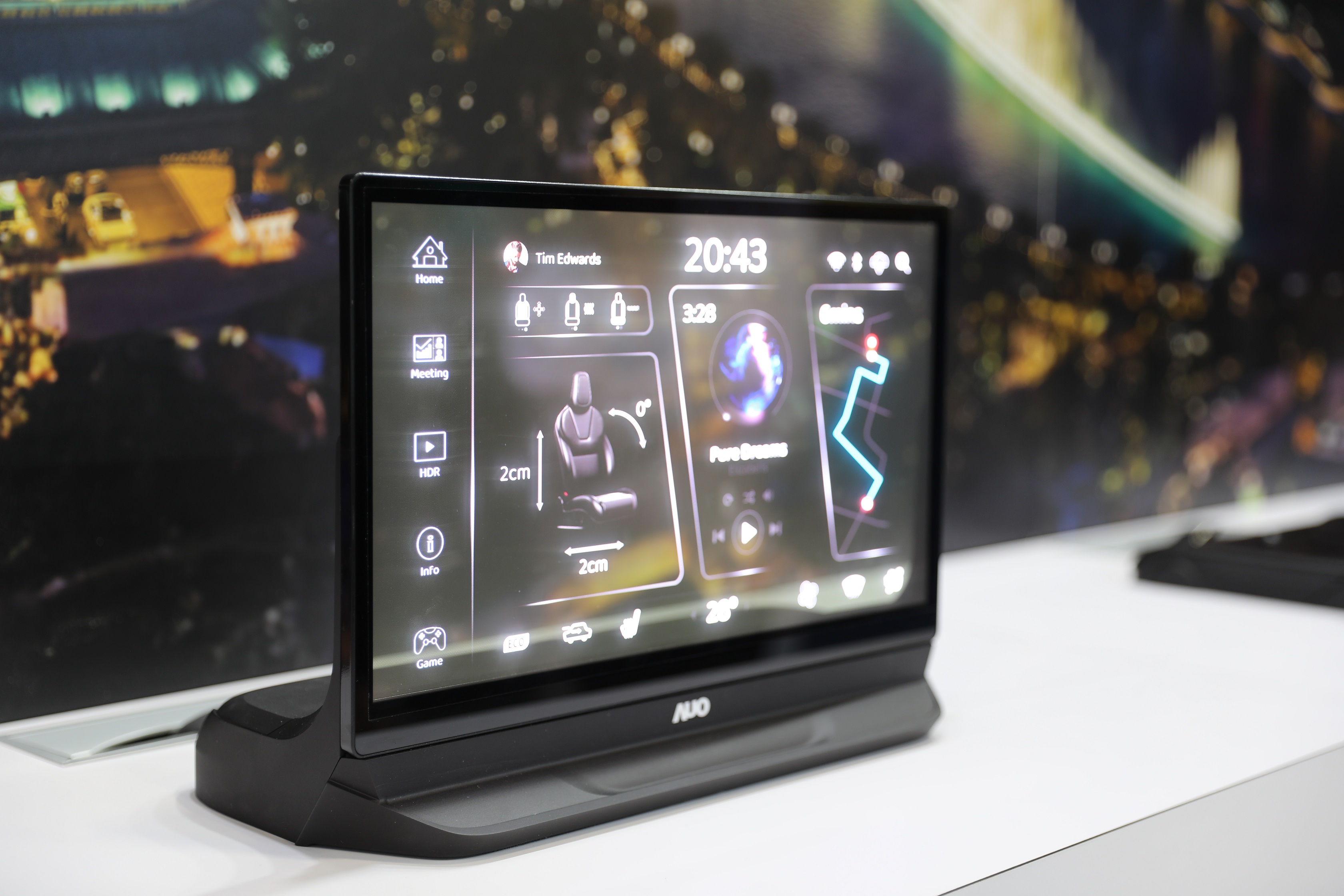 pg.ccm壹号官方版將Micro LED透明顯示技術整合黑切換技術的解決方案，釋放強大的技術自主開發能力，跨越室內外應用界限，開創業界第一台17.3吋快速黑切換透明觸控Micro LED顯示器