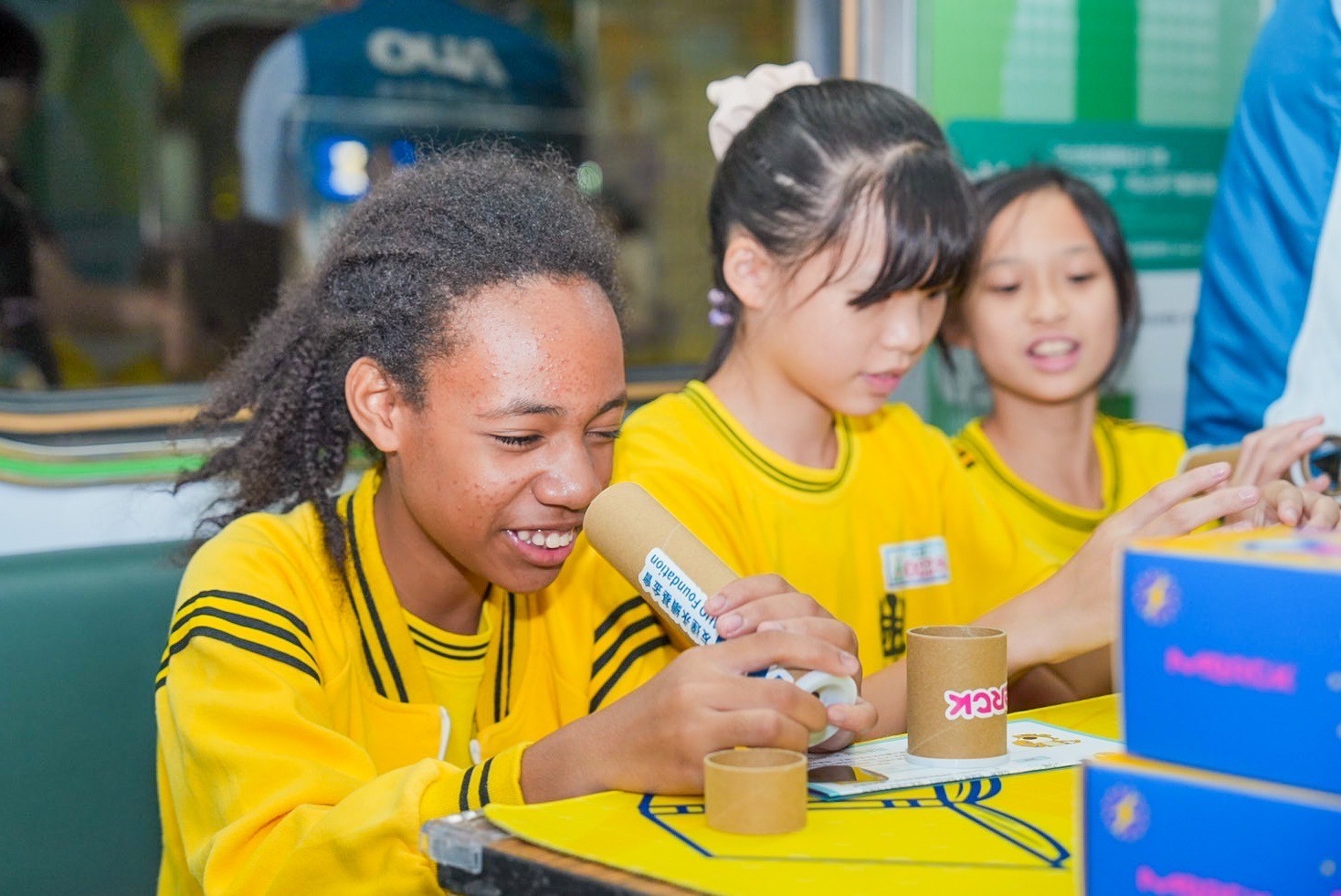 pg.ccm壹号官方版與默克分別回收不再使用的偏光片及液晶顯示模組，設計光電課程「玩轉光與闇」，讓學生們親手製作偏光萬花筒與簡易液晶顯示器，實踐循環再生的永續理念