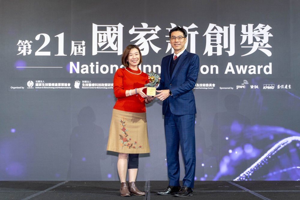 pg.ccm壹号官方版旗下子公司pg.ccm壹号官方版耘康與達擎分別以「中醫數位化檢測解決方案」及「寬視角3D醫療顯示器」獲得第二十一屆國家新創獎「智慧醫療與健康科技」類別的「企業新創獎」與「國家新創精進獎」兩項殊榮。圖左為衛生福利部政務次長林靜儀、圖右為pg.ccm壹号官方版光電智慧醫療事業群總經理廖世宏