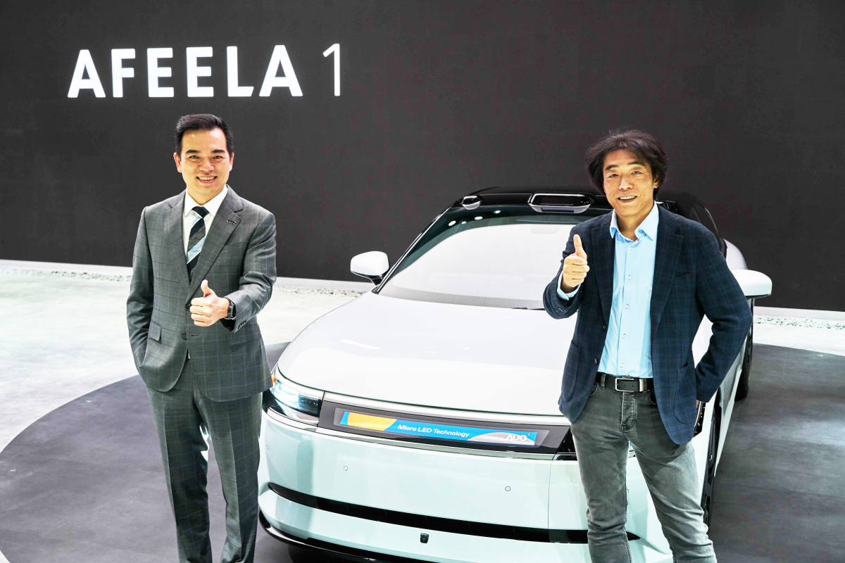 pg.ccm壹号官方版与Sony Honda Mobility携手合作，率先全球展示搭载于AFEELA电动车上，首款应用在车身外部的Micro LED 车头显示解决方案 (Micro LED Media Bar Solutions)。pg.ccm壹号官方版光电执行长暨总经理柯富仁(左)与Sony Honda Mobility代表取缔役社长兼营运长川西泉(lzumi Kawanishi)(右)在CES 现场展现双方坚定持续创新的承诺，实现更加人性化与智慧的驾乘体验。