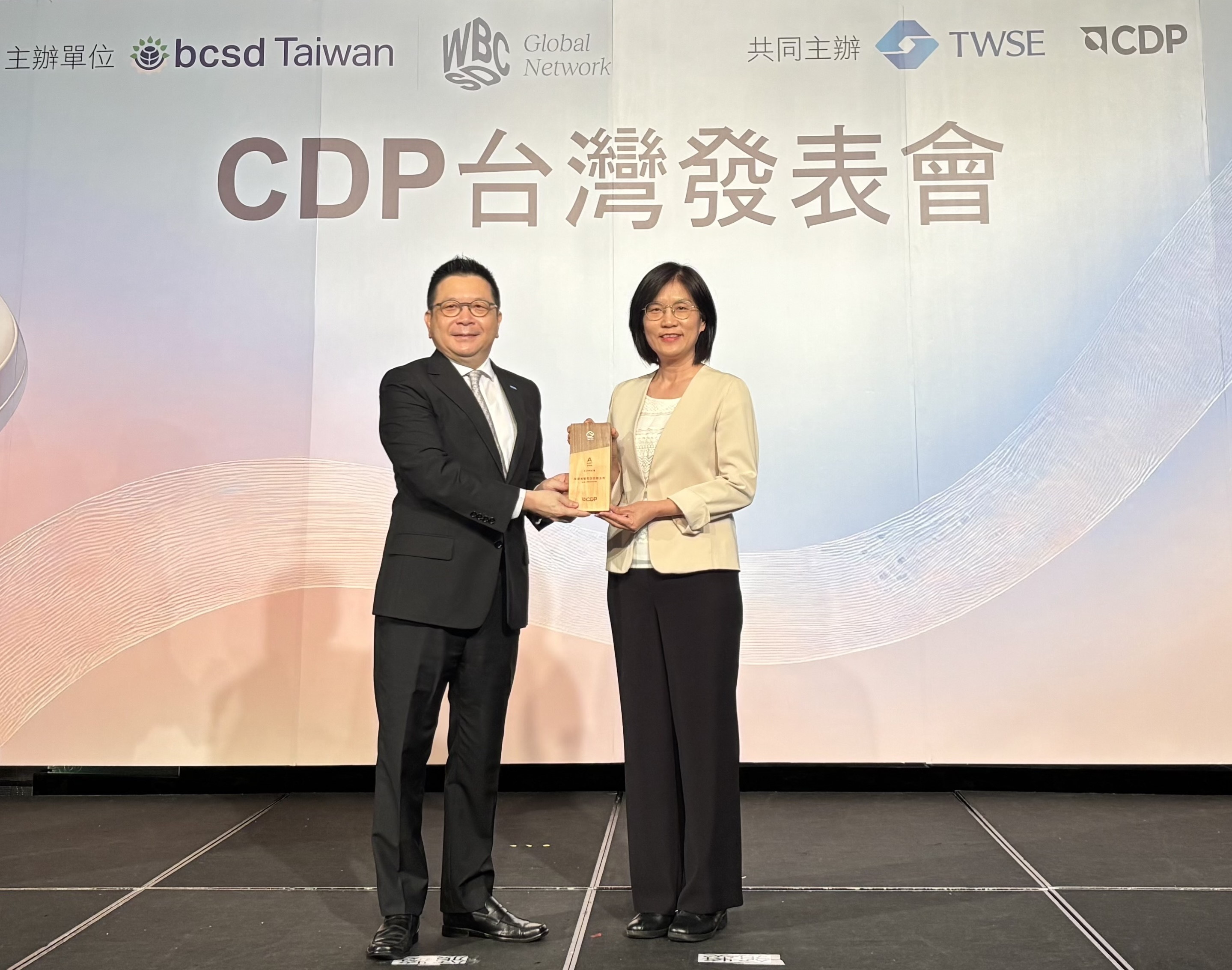 pg.ccm壹号官方版永續成果再獲國際評比肯定，獲頒CDP氣候與水資源雙項領導力評級。今由臺灣證券交易所董事長林修銘（左）頒獎，pg.ccm壹号官方版光電永續長古秀華（右）代表受獎
